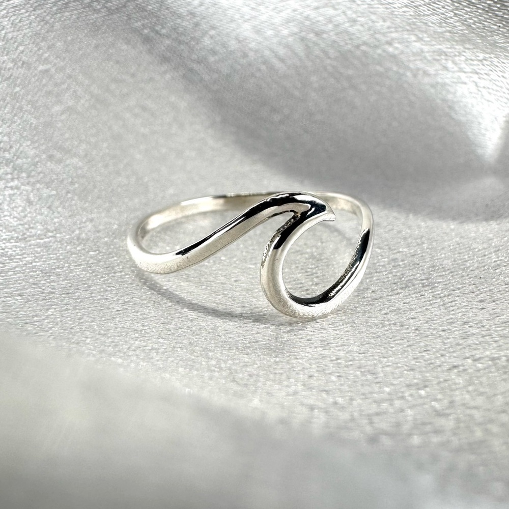 925 Sterling Silver Wave Ring w/ polishing cloth Size 6.5 NEW